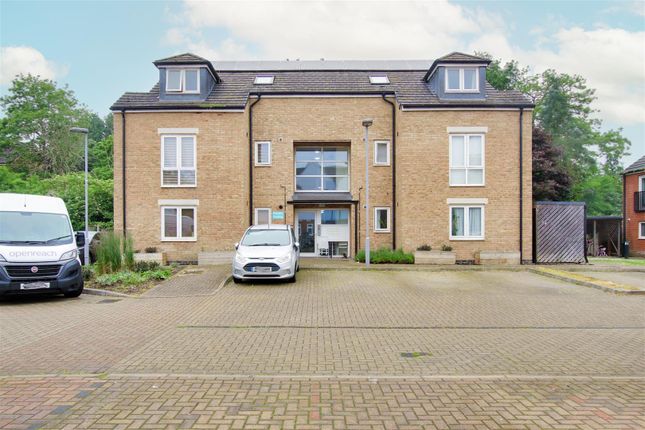 Flat for sale in Meredith Court, Cheshunt, Waltham Cross