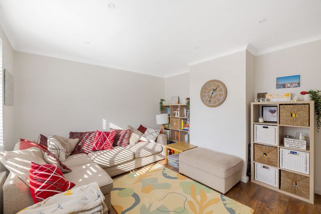 11 Mansfield Drive, Redhill photo 2