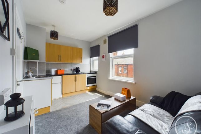 Flat to rent in Hillcrest View, Leeds