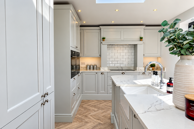 Faraday Road, West Molesey photo 3