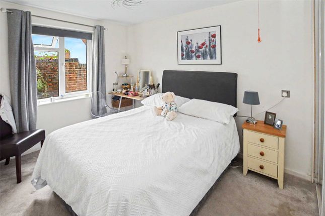 Flat 13, Gaskell Court,, Thornton End, Alton photo 4