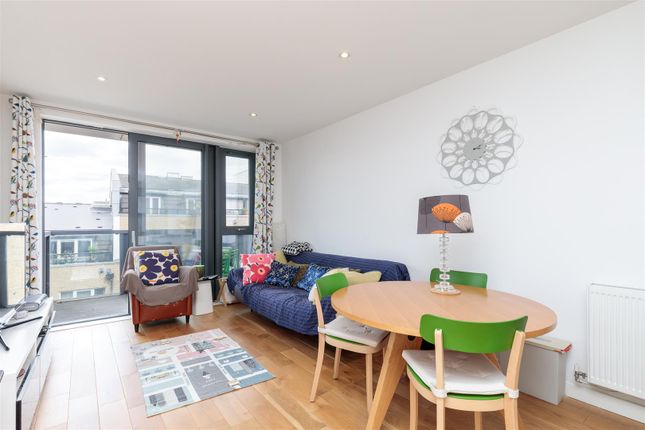 Flat 54, Graciosa Court, 176 Harford Street, London photo 3