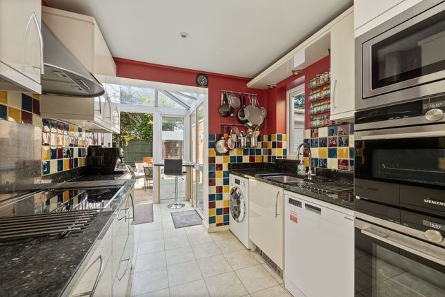 22 Ferndown, Horley photo 3