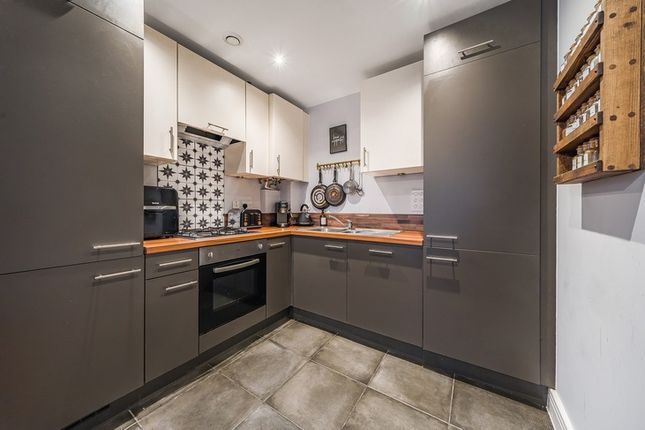 Flat for sale in Drummond Court, Worcester Park, Surrey