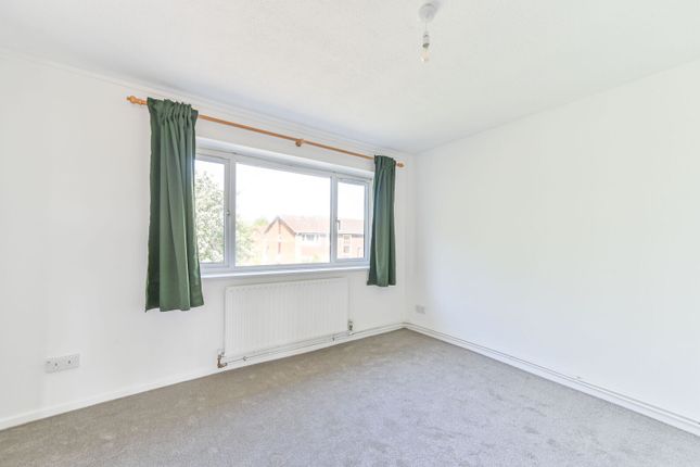 Buckingham Avenue, Perivale photo 4