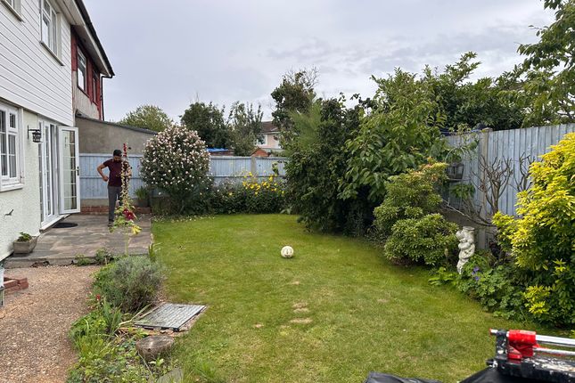 18, Trinidad Gardens, Dagenham photo 5