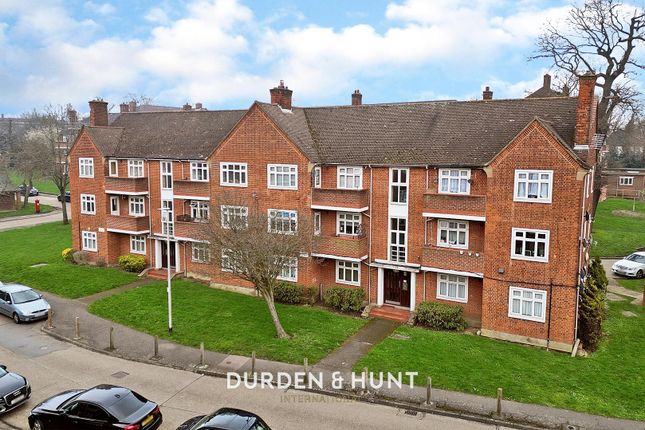 Flat for sale in Rivenhall Gardens, South Woodford