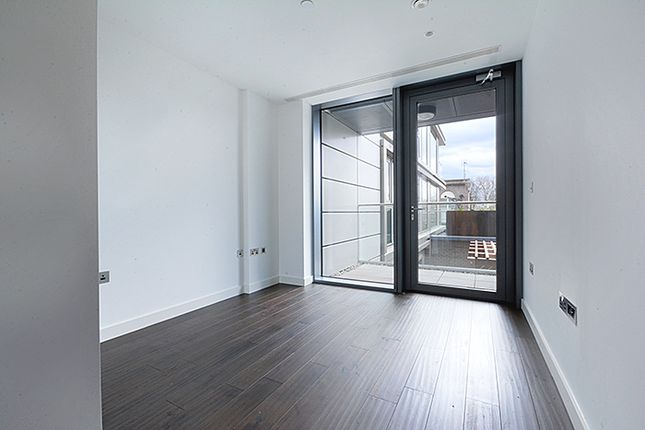 Flat to rent in Royal Mint Gardens, London