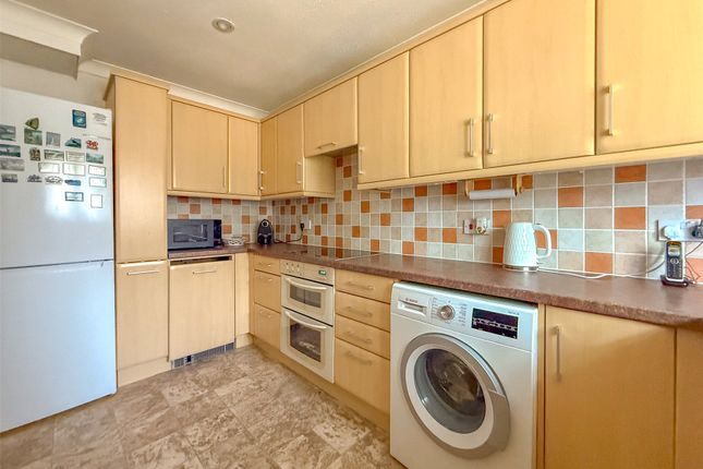 4, Woodley Gardens, Hampshire photo 3