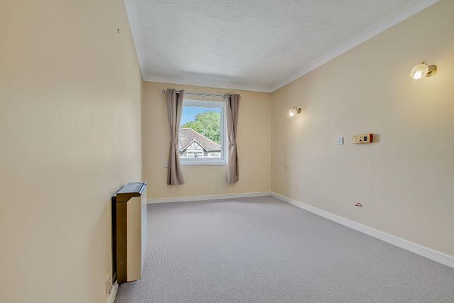 Lychgate Court, Flat 33, 34, Friern Park, London photo 4