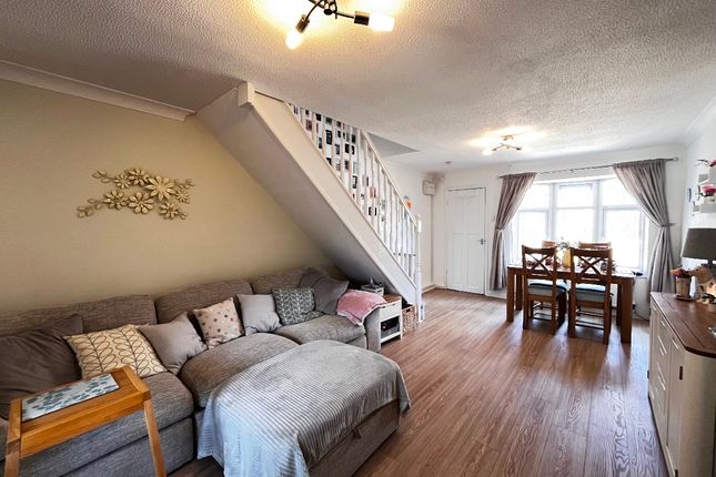10 Camellia Close, Romford photo 2