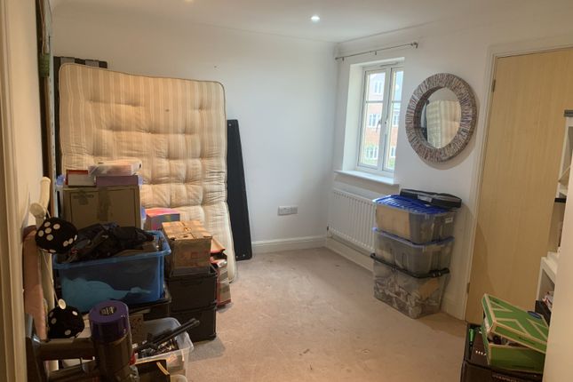 Flat for sale in Lumley Road, Horley, Surrey