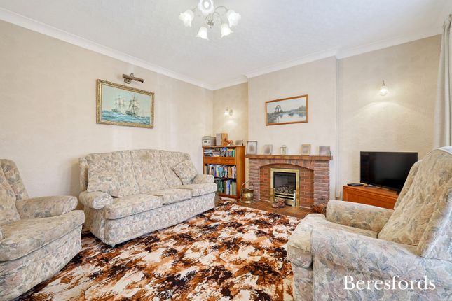 7, Graham Close, Brentwood photo 2