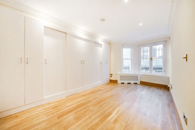 Flat to rent in Chesterton Road, London