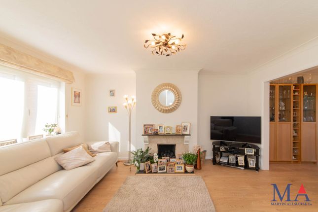 2, Nash Close, Borehamwood photo 3