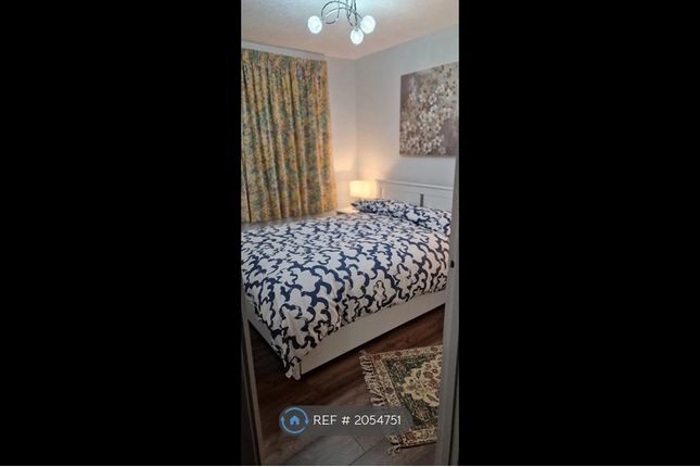 Room to rent in Waters Drive, Staines-Upon-Thames