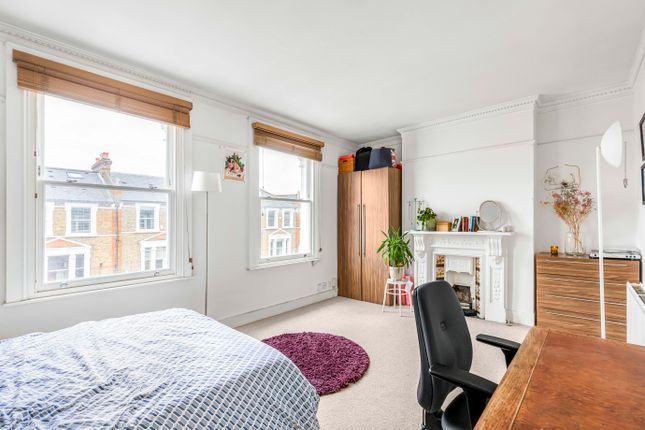 Flat for sale in Northcote Road, London