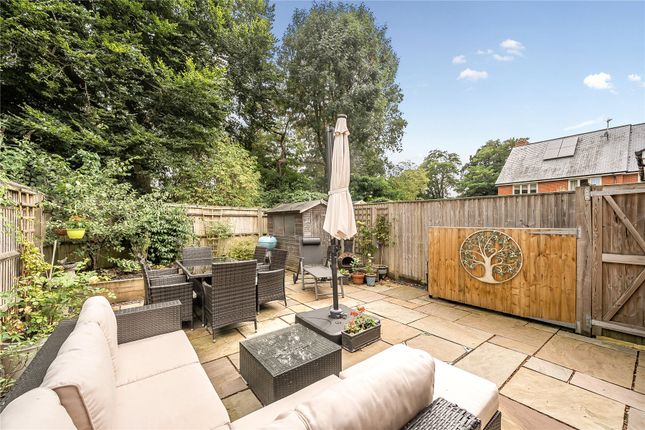 3, White Hart Close, Surrey photo 3
