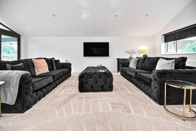 1 Woodstock Drive Lounge (3).Jpg