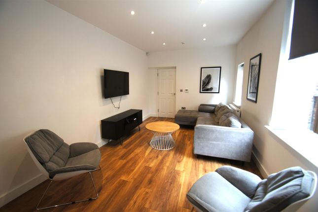 32 (Rooms), Mabfield Road, Manchester photo 2