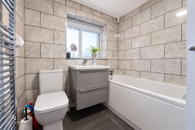 21, Wentworth Avenue, Salford photo 4