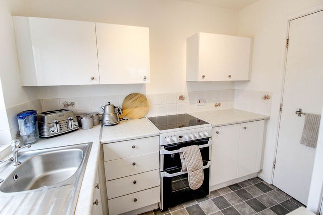 83 Farriers Close, Swindon photo 4