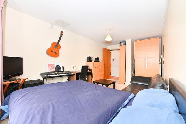 Thumbnail Room to rent in Room 2, Bartholomew Court, Newport Avenue