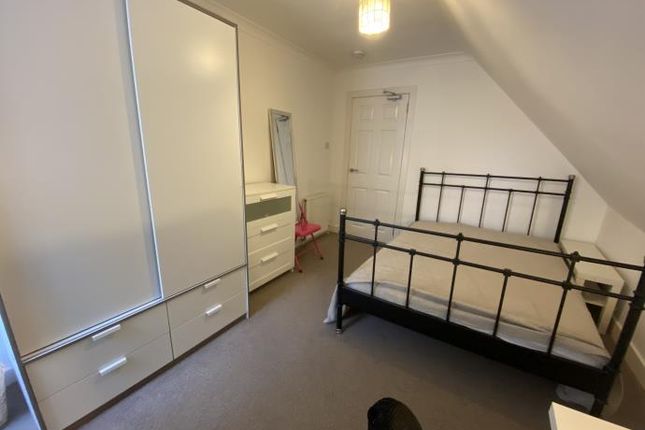 1ST & ATTIC Floor Flat, 32 South Mount Street, Aberdeen, AB25 2TB, Aberdeen photo 4