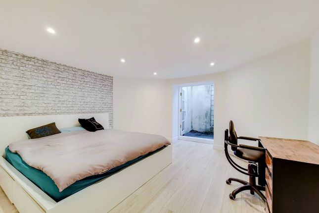 Flat to rent in Bloomfield Road, Woolwich, London