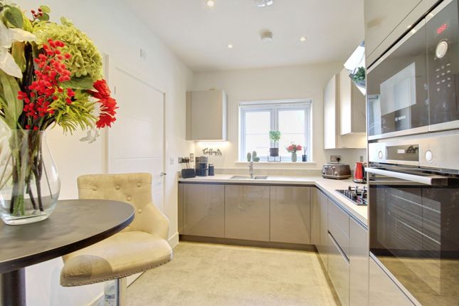 6 Prince Drive, Swindon photo 5