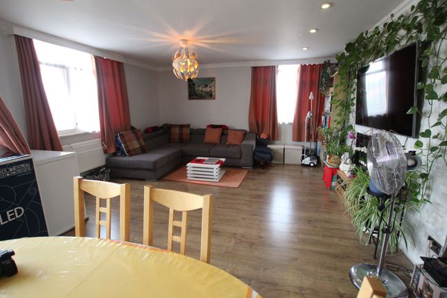 Thumbnail Flat for sale in Park Avenue, Ilford