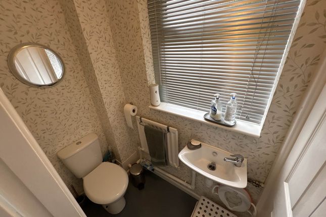 5, Larchwood, Oldham photo 3