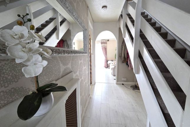 3, Renfrew Close, London photo 2