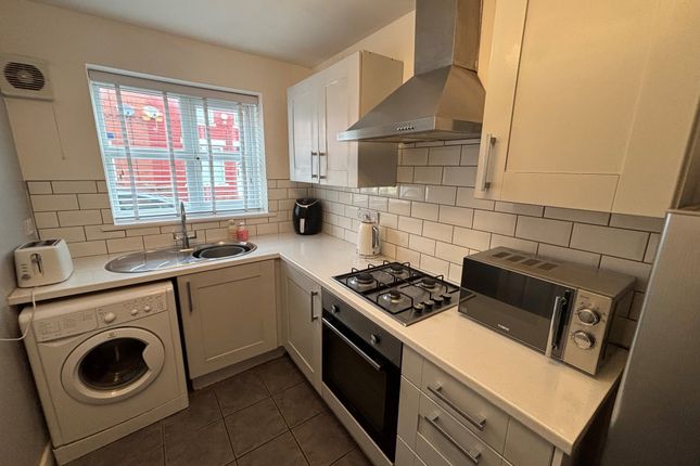 32, Stockport photo 2