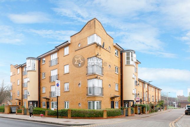 Flat to rent in Lavington Close, Hackney Wick