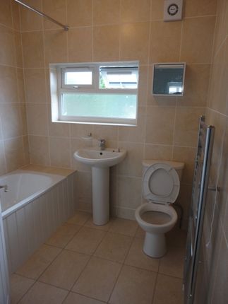 Flat to rent in The Crossways, Heston