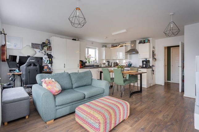 63 Percivale Close, Crawley photo 4