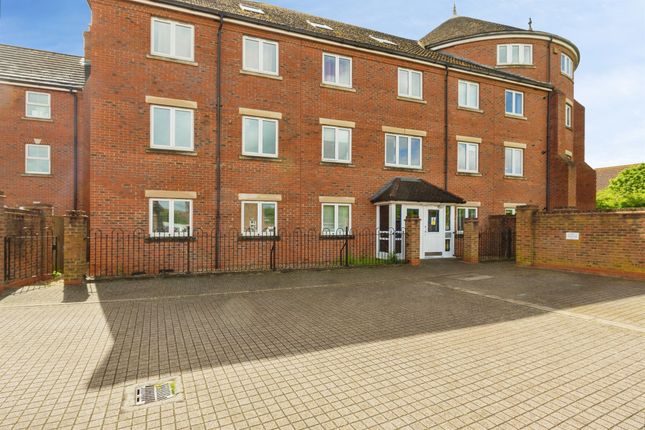 1-bed flat on Flat 1, Phoenix House, Michaels Mews, Aylesbury, £160,000