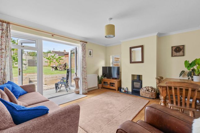 2 Evans Close, Aylesbury photo 2