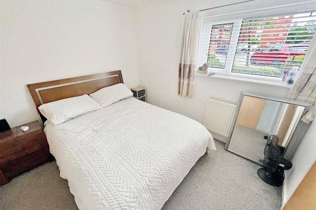 Flat to rent in Wharf Road, Sale