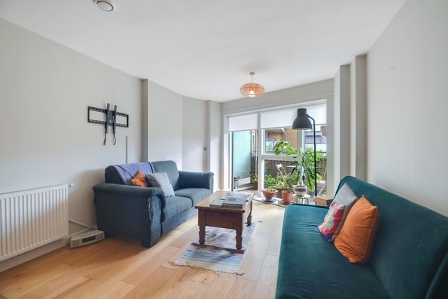 1B Glengall Road, London photo 2