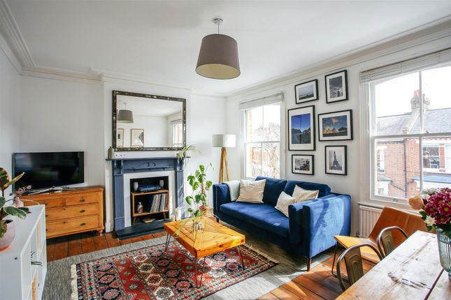 Flat for sale in Despard Road, Archway, London