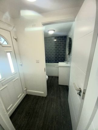 69 Meadow Close, London photo 4
