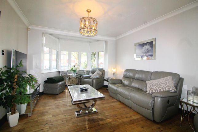 18, Gloucester Gardens, BARNET photo 2