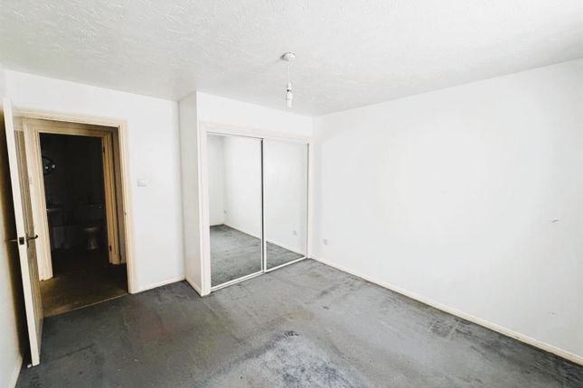 2, Stirling Grove, Hounslow photo 4