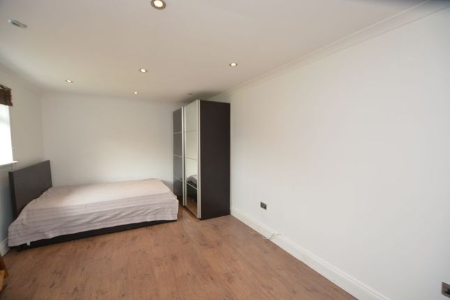 2, Coppermill Road, Staines-Upon-Thames photo 4