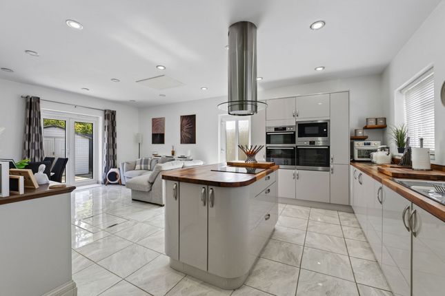 18, East Avenue, Burton Latimer photo 2