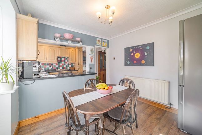 3, Chertsey Close, Manchester photo 4