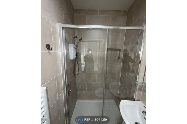 Flat   Garratt Lane, London photo 5