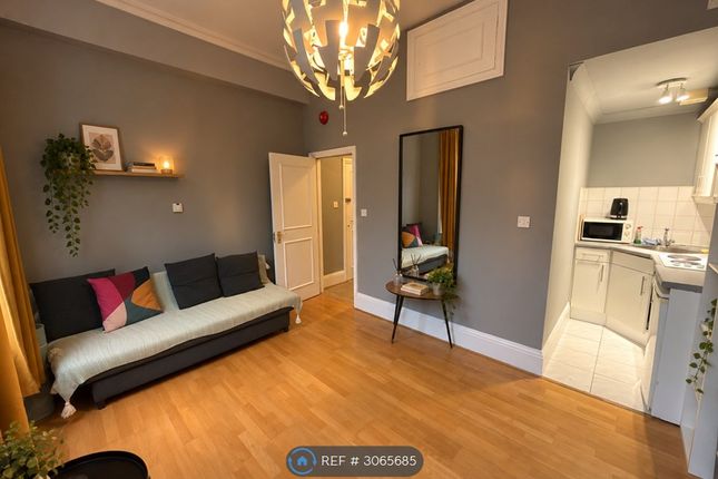 Flat Nd Fl, Holland Park Gardens, London photo 3